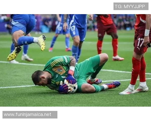 足球明星意外受伤头撞胸口引发球迷热议与关注